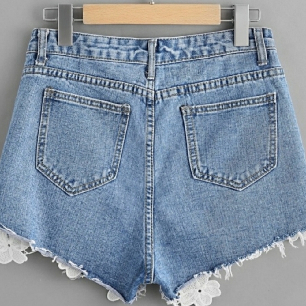 🆕 Floral Crochet Hem Denim Shorts - Picture 4 of 6